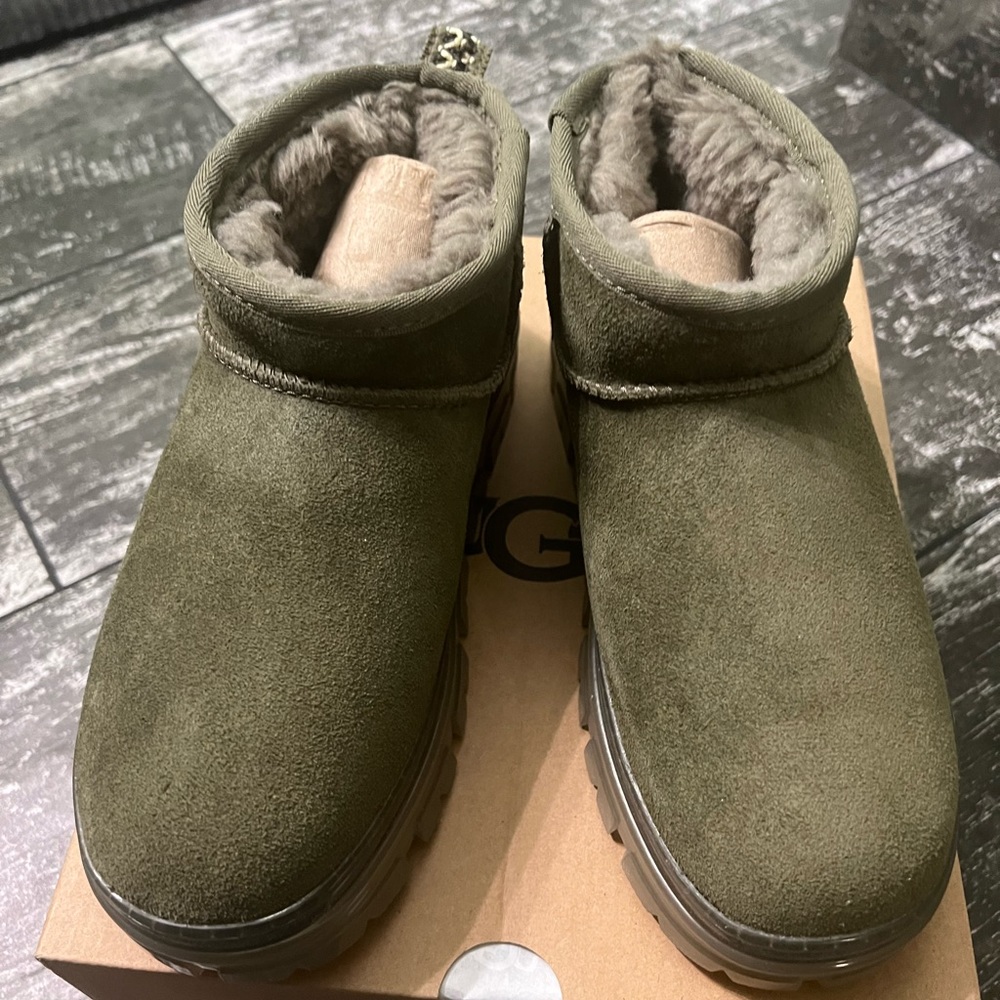 NIB UGG Classic Ultra Mini Clear Olive Green Size 7